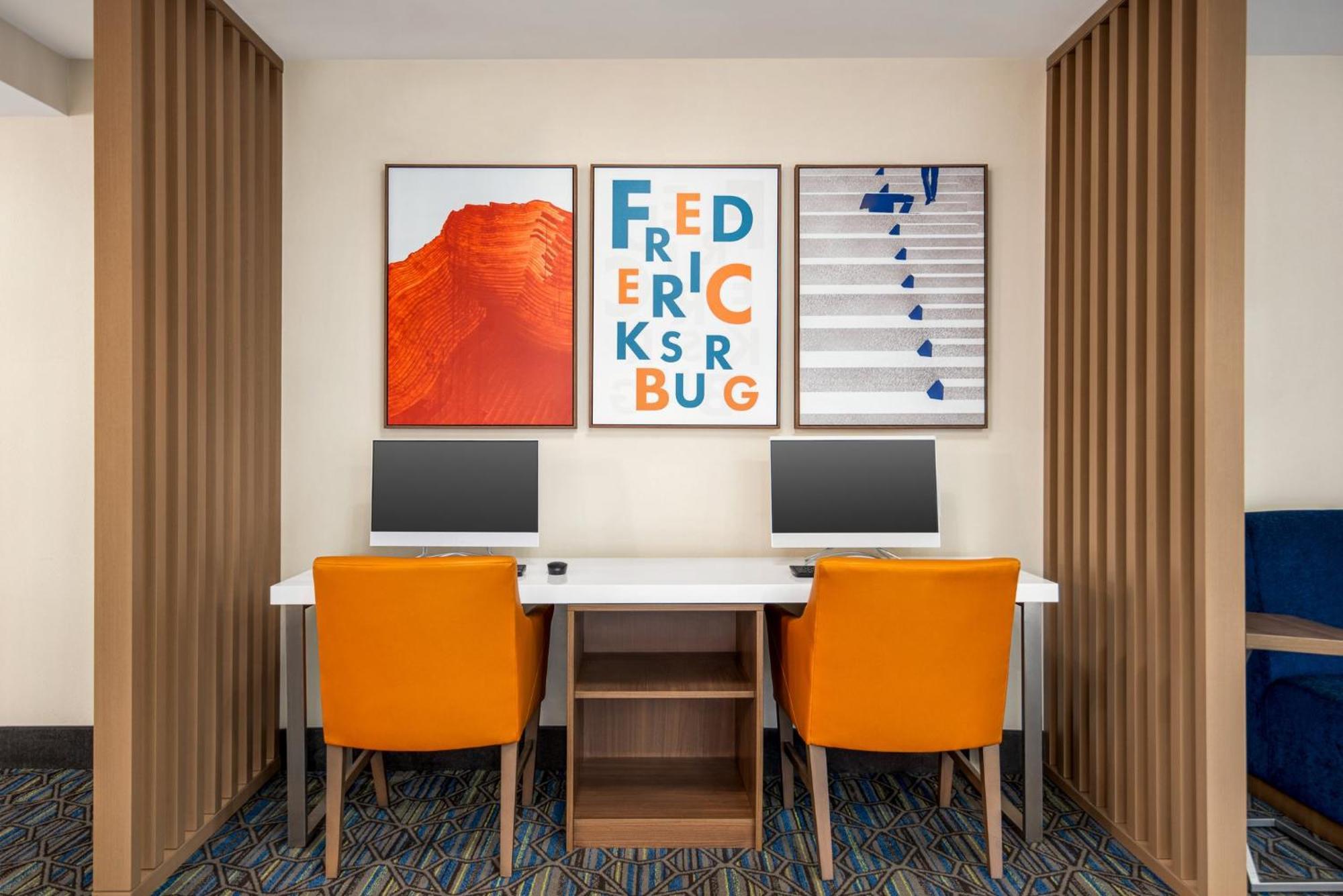 Holiday Inn Express Hotel & Suites Fredericksburg By Ihg Екстер'єр фото