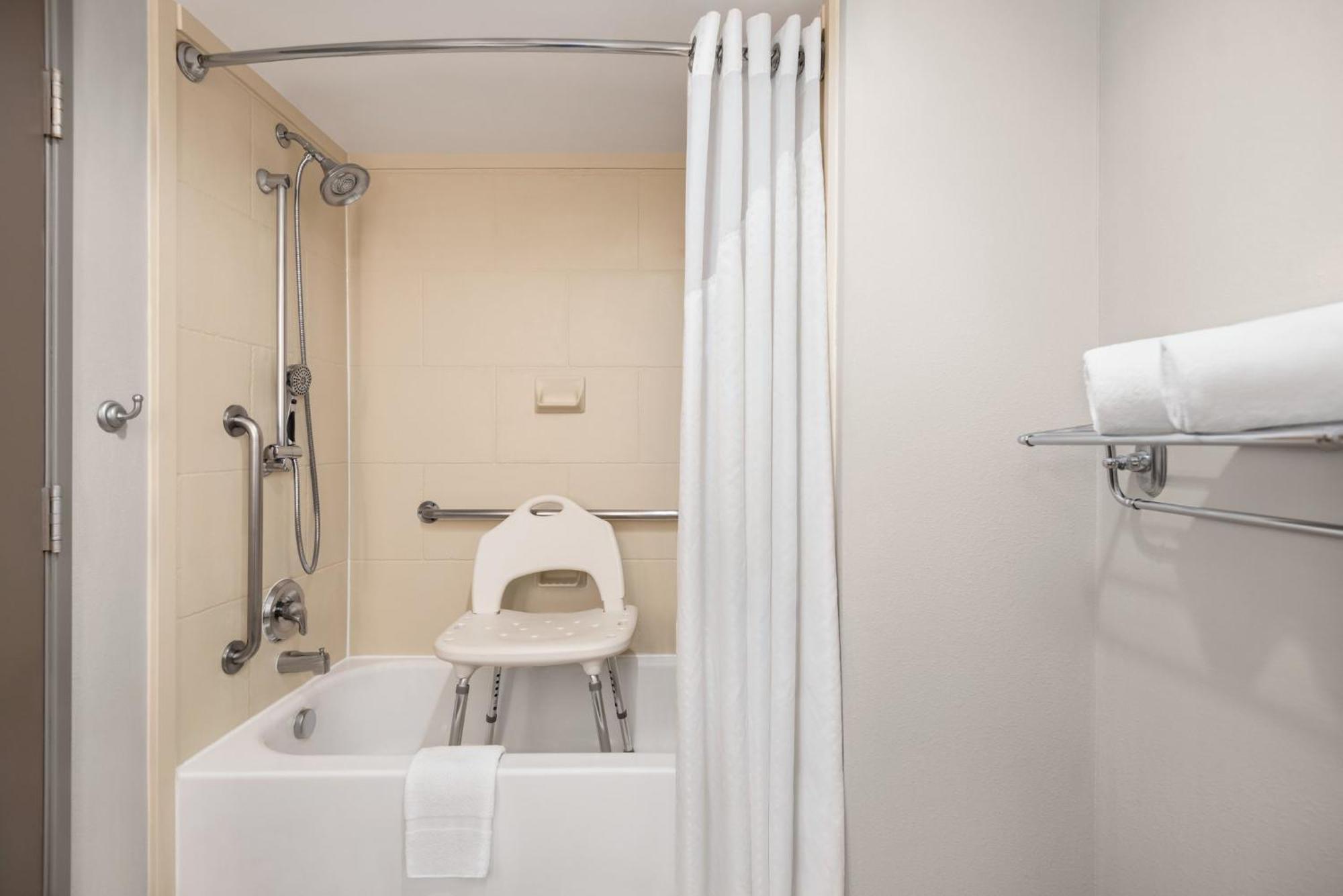 Holiday Inn Express Hotel & Suites Fredericksburg By Ihg Екстер'єр фото