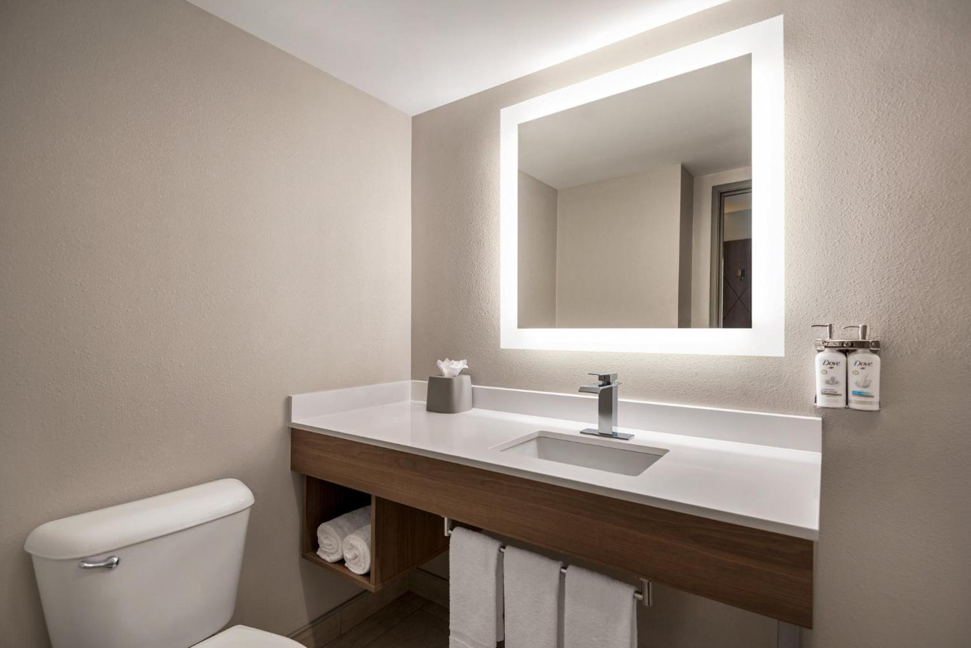 Holiday Inn Express Hotel & Suites Fredericksburg By Ihg Екстер'єр фото