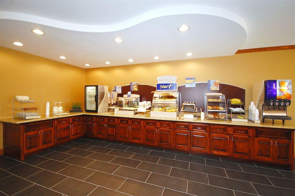 Holiday Inn Express Hotel & Suites Fredericksburg By Ihg Екстер'єр фото