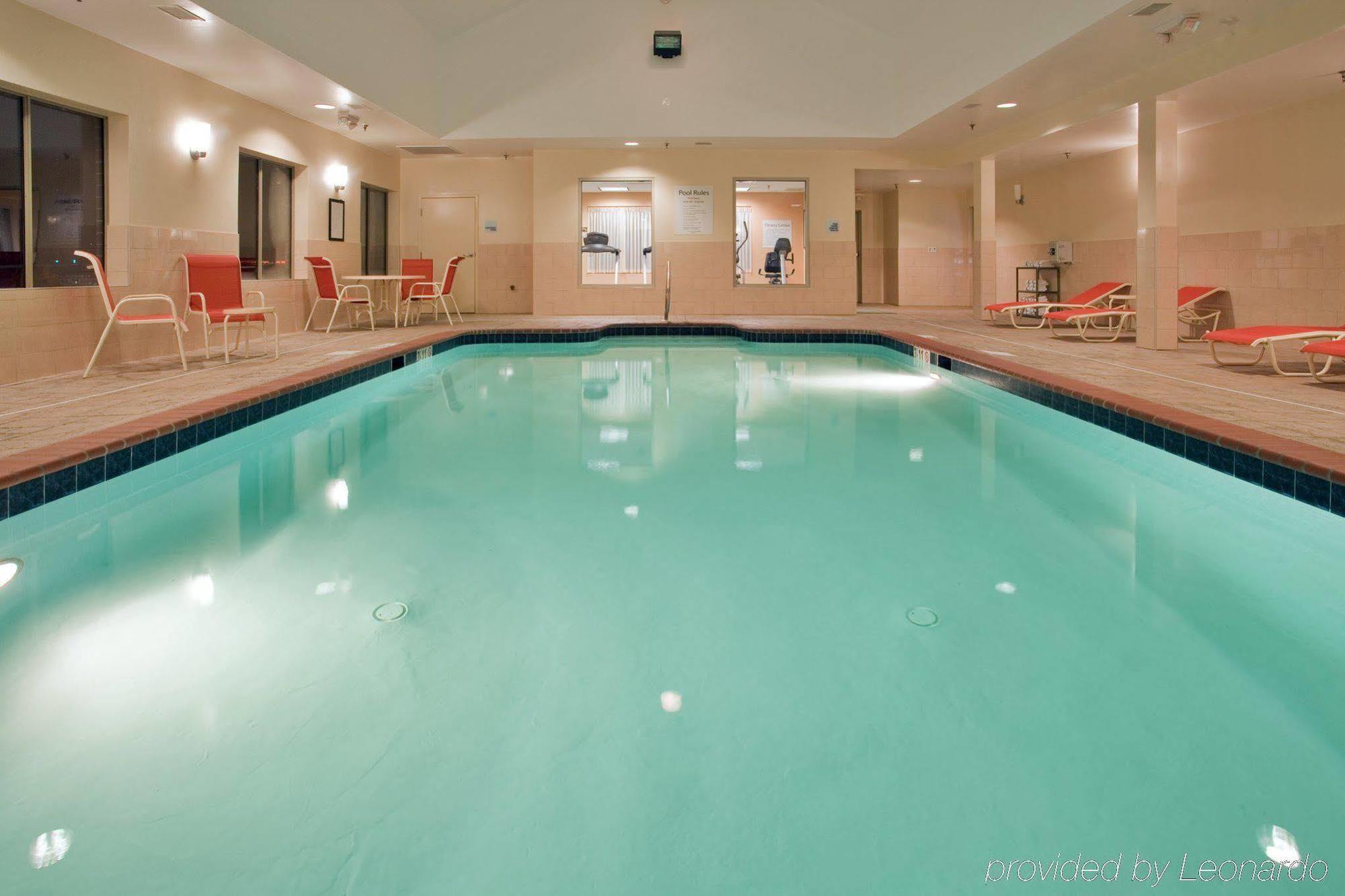Holiday Inn Express Hotel & Suites Fredericksburg By Ihg Екстер'єр фото