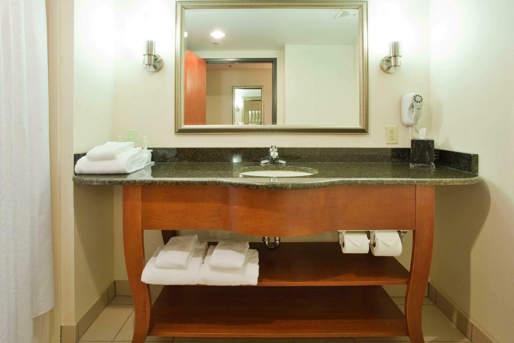 Holiday Inn Express Hotel & Suites Fredericksburg By Ihg Номер фото